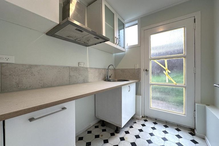 Photo of property in 19 Lydford Place, Glendene, Auckland, 0602