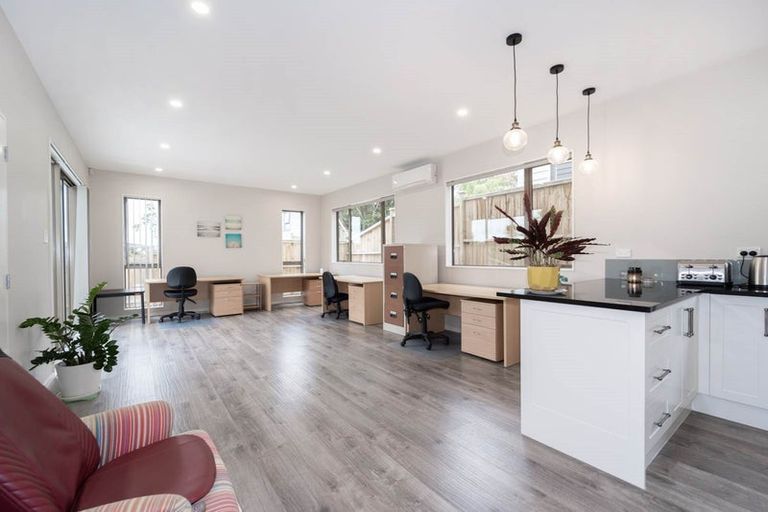 Photo of property in 6a St Catherine Crescent, West Harbour, Auckland, 0618