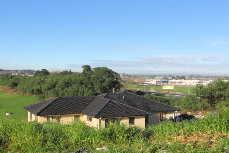 Photo of property in 42 Fairchild Avenue, Goodwood Heights, Auckland, 2105