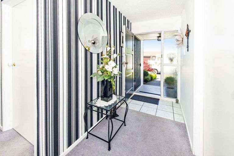 Photo of property in 1a Calbreath Place, Russley, Christchurch, 8042