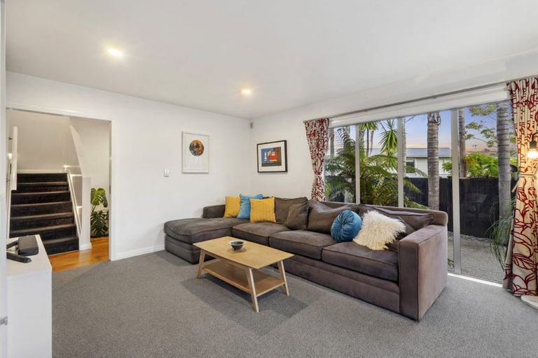 Photo of property in 2/7 Phillip Parade, Forrest Hill, Auckland, 0620