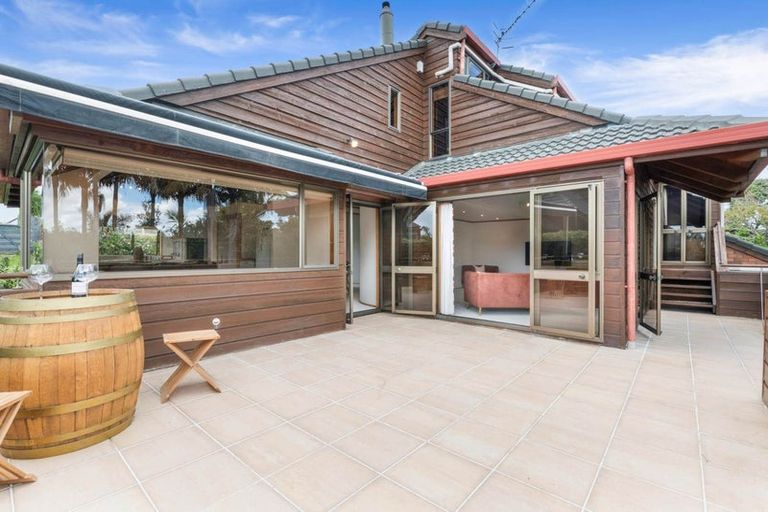 Photo of property in 2/60 Aberdeen Road, Campbells Bay, Auckland, 0620