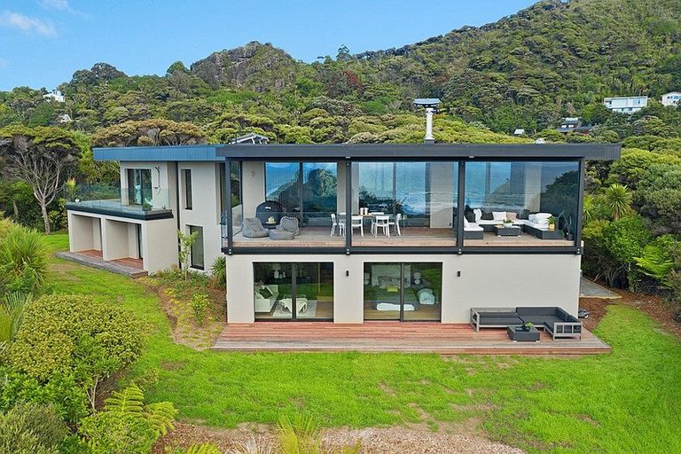 Photo of property in 124a Seaview Road, Piha, New Lynn, 0772