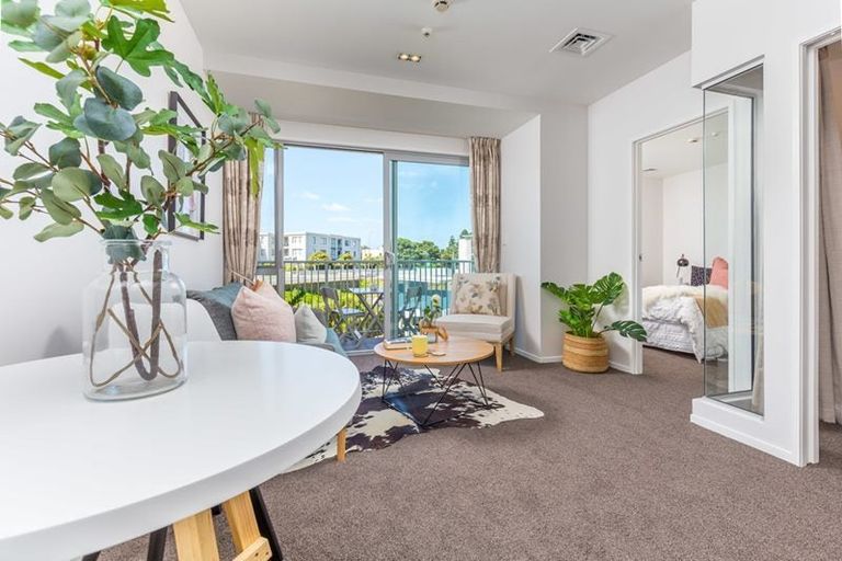 Photo of property in Shoal Haven Apartments, 305a/130 Anzac Street, Takapuna, Auckland, 0622
