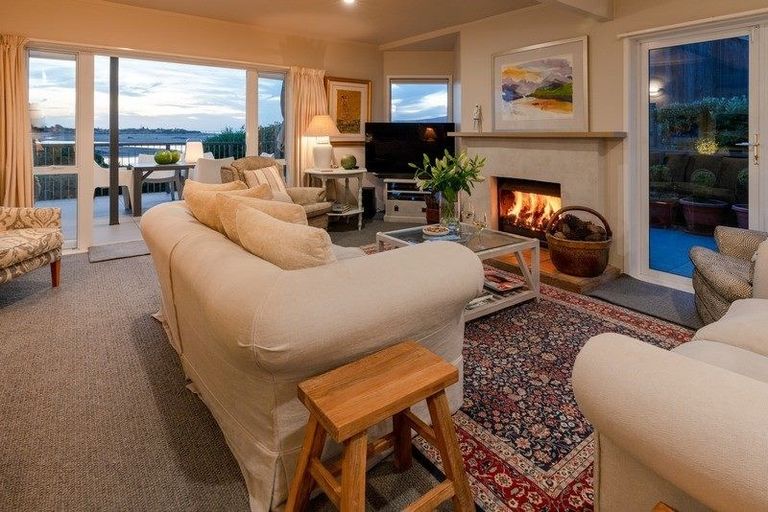 Photo of property in 6 Waiheke Street, Waikanae Beach, Waikanae, 5036