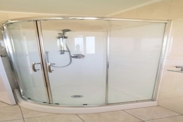 Photo of property in 2/15 Merton Avenue, Glenfield, Auckland, 0627