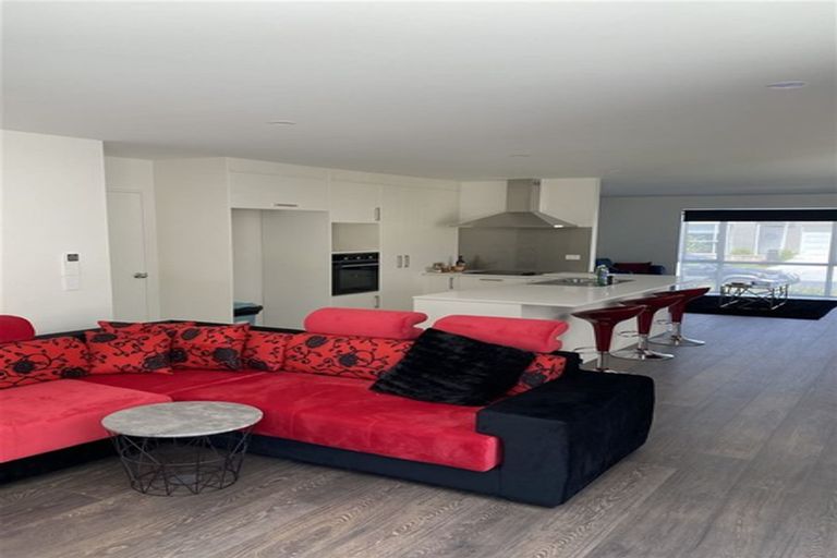 Photo of property in 8 Aeronautic Road, Takanini, 2112