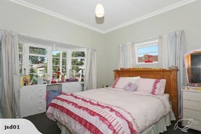 Photo of property in 15 Saint Ronans Avenue, Waterloo, Lower Hutt, 5011