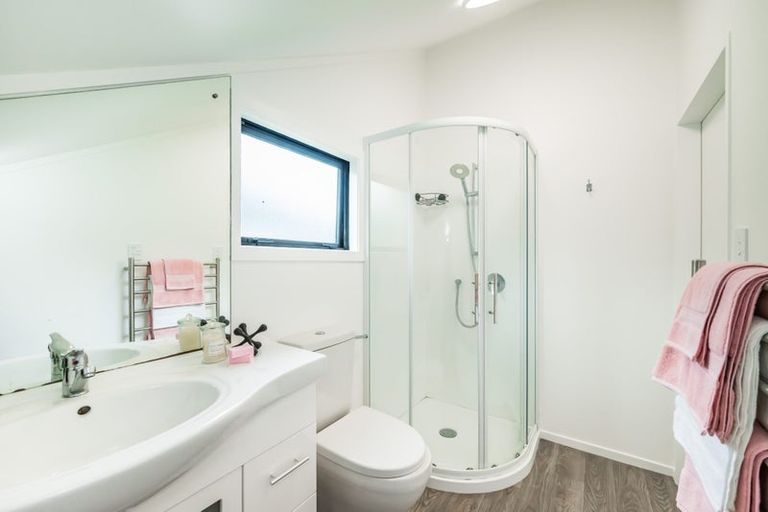 Photo of property in 10 Kakariki Grove, Waikanae, 5036