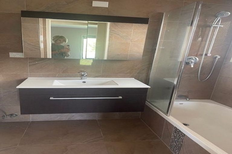 Photo of property in 9 Gwenand Place, Botany Downs, Auckland, 2010