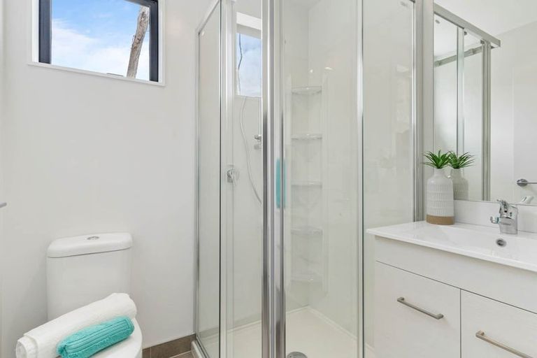 Photo of property in 40 Tokai Place, Glen Eden, 0602