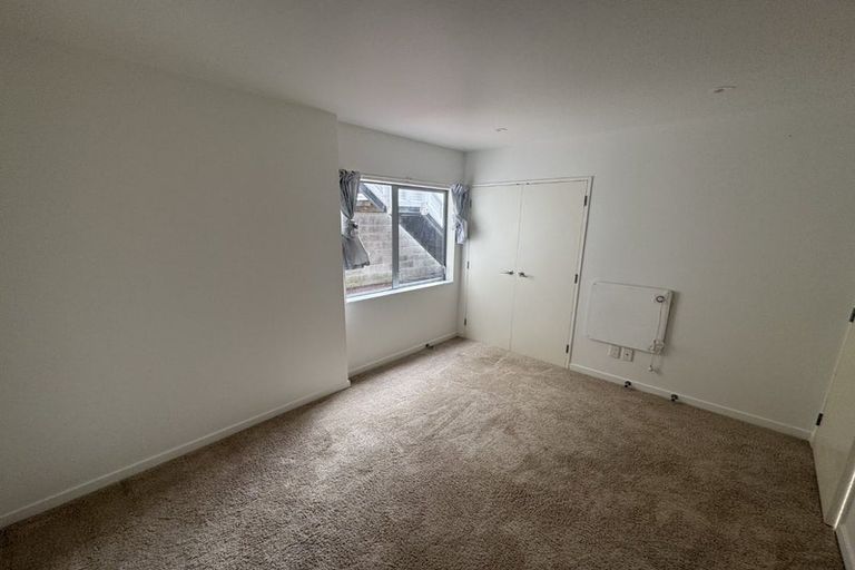Photo of property in 22 Tiketike Way, Brooklyn, Wellington, 6021