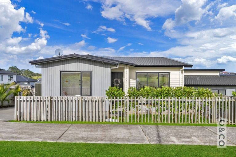 Photo of property in 5 Byron Drury Way, Riverhead, 0820