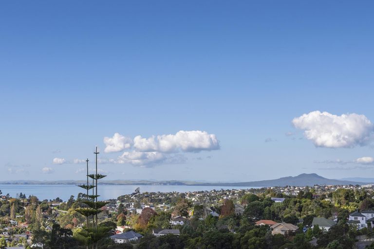 Photo of property in 2/813 East Coast Road, Northcross, Auckland, 0630