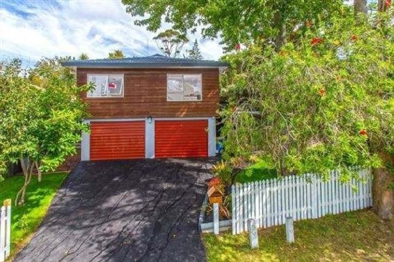 Photo of property in 2/28 Sequoia Place, Sunnynook, Auckland, 0620