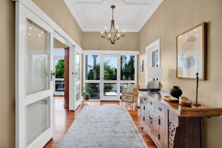 Photo of property in 18 Ridge Lane, New Plymouth, 4310