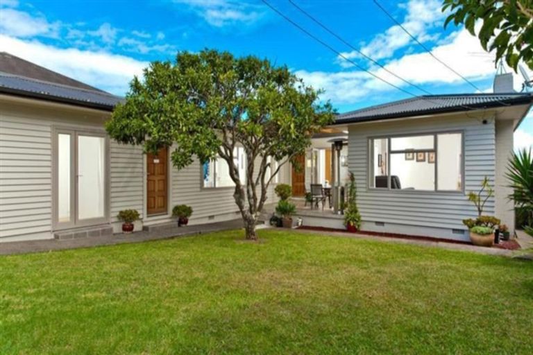 Photo of property in 212 East Coast Road, Forrest Hill, Auckland, 0620