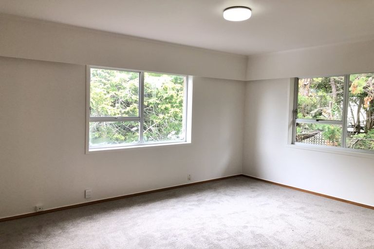 Photo of property in 22 Holdaway Avenue, Northcote, Auckland, 0627