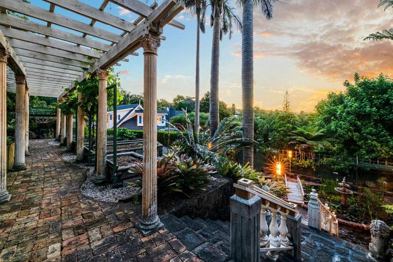 Photo of property in 32 Deane Avenue, Titirangi, Auckland, 0604