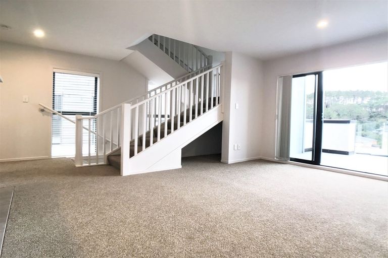 Photo of property in 2/10 Silver Moon Road, Albany Heights, Auckland, 0632