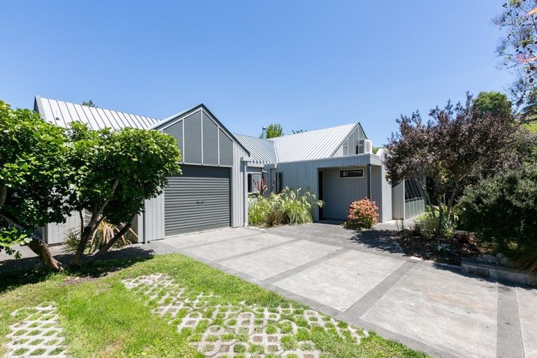 Photo of property in 2 Matthews Place, Taradale, Napier, 4112