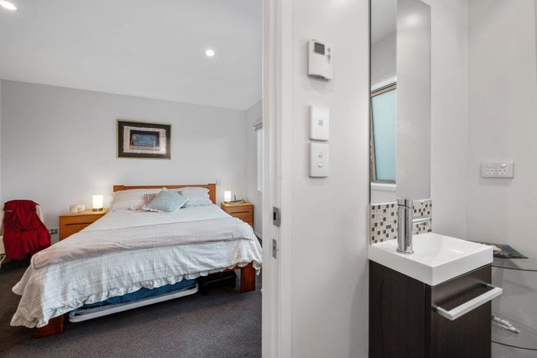 Photo of property in 15 Beechwood Road, Rothesay Bay, Auckland, 0630