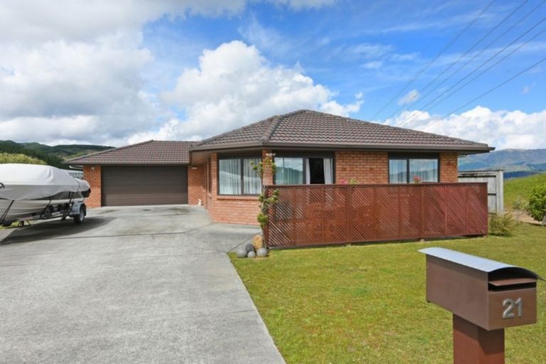 Photo of property in 21 Percy Kinsman Crescent, Riverstone Terraces, Upper Hutt, 5018