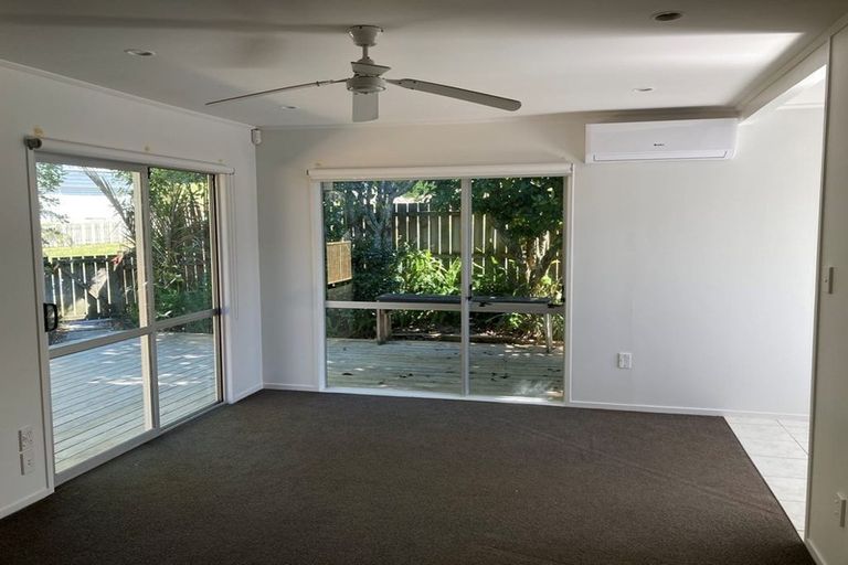 Photo of property in 1 Kayle Glen, West Harbour, Auckland, 0618