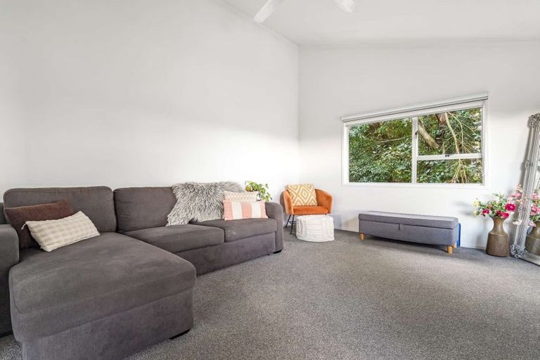 Photo of property in 11 Beaudine Avenue, Glenfield, Auckland, 0629