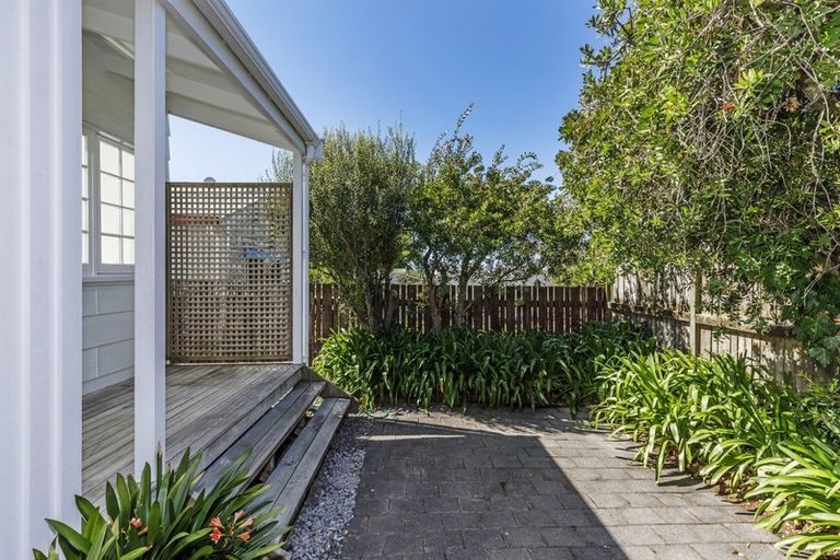 Photo of property in 5a Roslyn Terrace, Stanley Point, Auckland, 0624