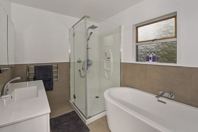 Photo of property in 2/240 Forrest Hill Road, Forrest Hill, Auckland, 0620