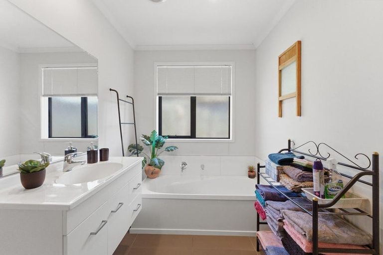 Photo of property in 7a Pipitea Place, Whalers Gate, New Plymouth, 4310