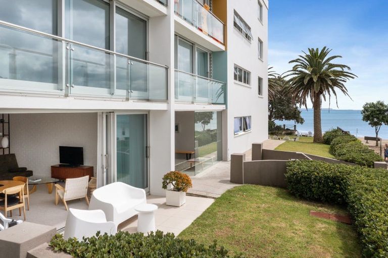 Photo of property in Seaview Apartments, 3/64 Milford Road, Milford, Auckland, 0620
