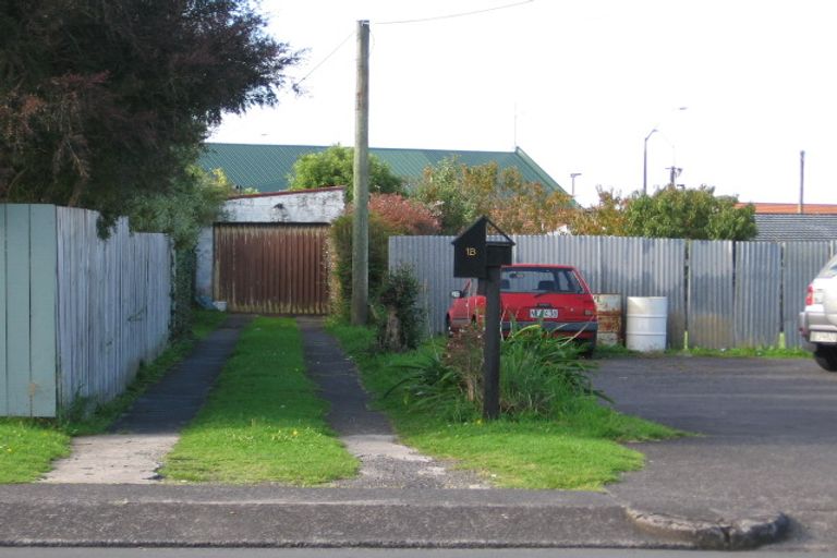 Photo of property in 2/1 Gloria Avenue, Te Atatu Peninsula, Auckland, 0610