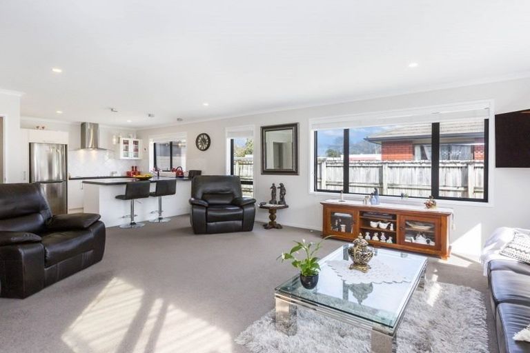 Photo of property in 8a Savage Crescent, Upper Hutt Central, Upper Hutt, 5018