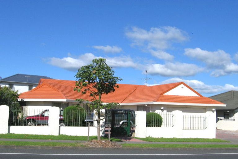 Photo of property in 32 Whitford Road, Botany Downs, Auckland, 2014
