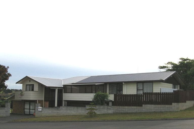 Photo of property in 13 Hueglow Rise, West Harbour, Auckland, 0618