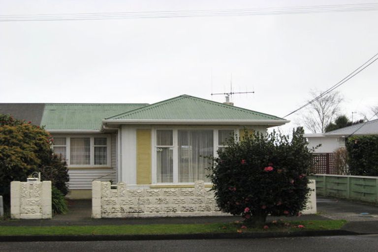 Photo of property in 27 Karaka Crescent, Levin, 5510