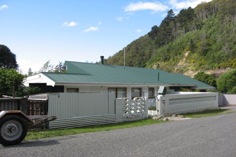 Photo of property in 2 Garden Terrace, Picton, 7220