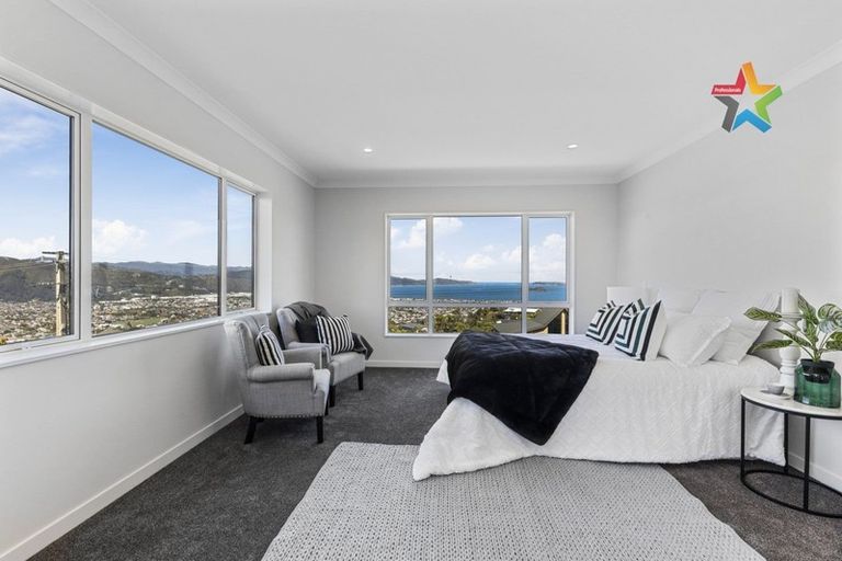 Photo of property in 2 Poto Road, Normandale, Lower Hutt, 5010