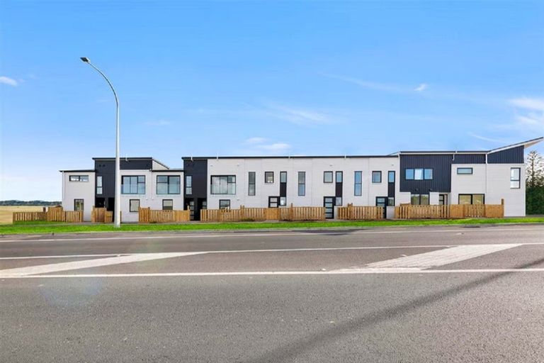 Photo of property in 7/86 Fred Taylor Drive, Westgate, Auckland, 0814