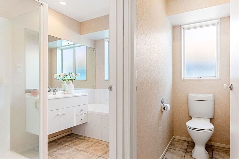 Photo of property in 57 Kingdale Road, Henderson, Auckland, 0610