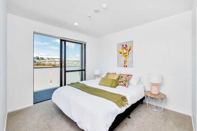 Photo of property in Apollo Apartments, 201/46 Rosedale Road, Rosedale, Auckland, 0632