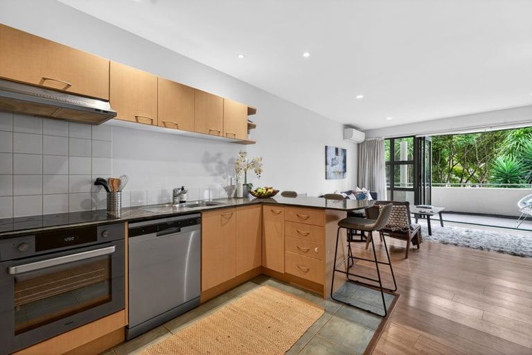 Photo of property in 5/1 Hillcrest Avenue, Hillcrest, Auckland, 0627