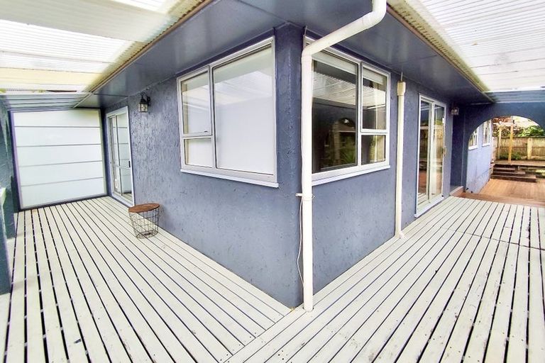 Photo of property in 29 Staincross Street, Green Bay, Auckland, 0604