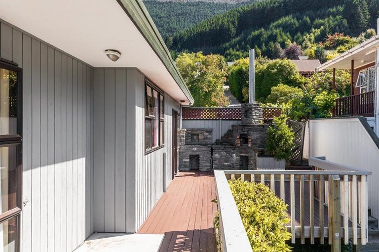Photo of property in 15 Avalon Crescent, Fernhill, Queenstown, 9300