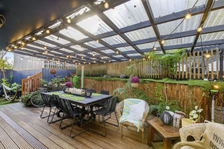 Photo of property in 27 Edelweiss Grove, Timberlea, Upper Hutt, 5018