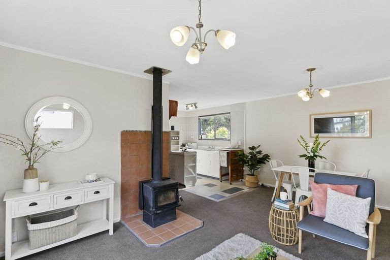 Photo of property in 29b Omega Street, Newlands, Wellington, 6037