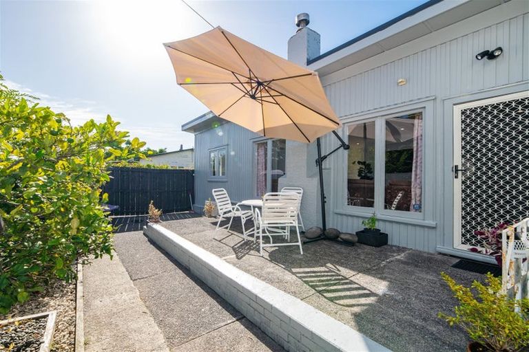 Photo of property in 2/176 Henderson Valley Road, Henderson, Auckland, 0612