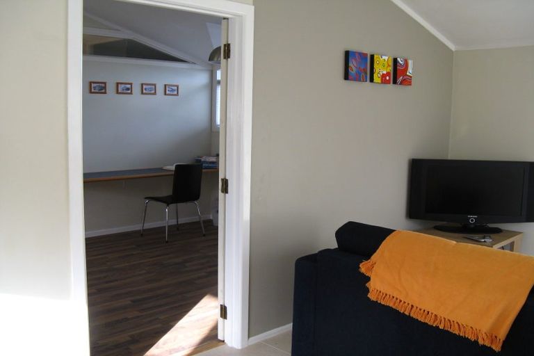 Photo of property in 26 Onewa Road, Northcote Point, Auckland, 0627